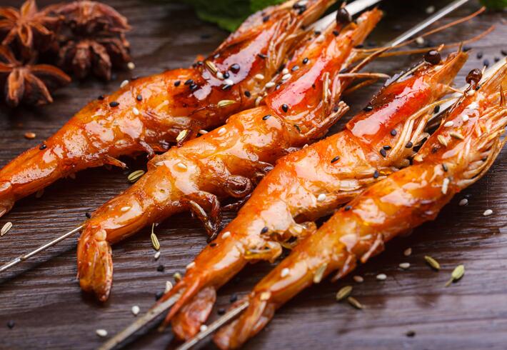 美味虾系列在6月份正式上架售卖以 来，全线热销引爆市场成为夏季全 新饮食新